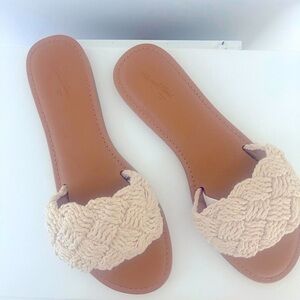 NEW, Universal Threads, Size 9.5, Woven Flat Sandals